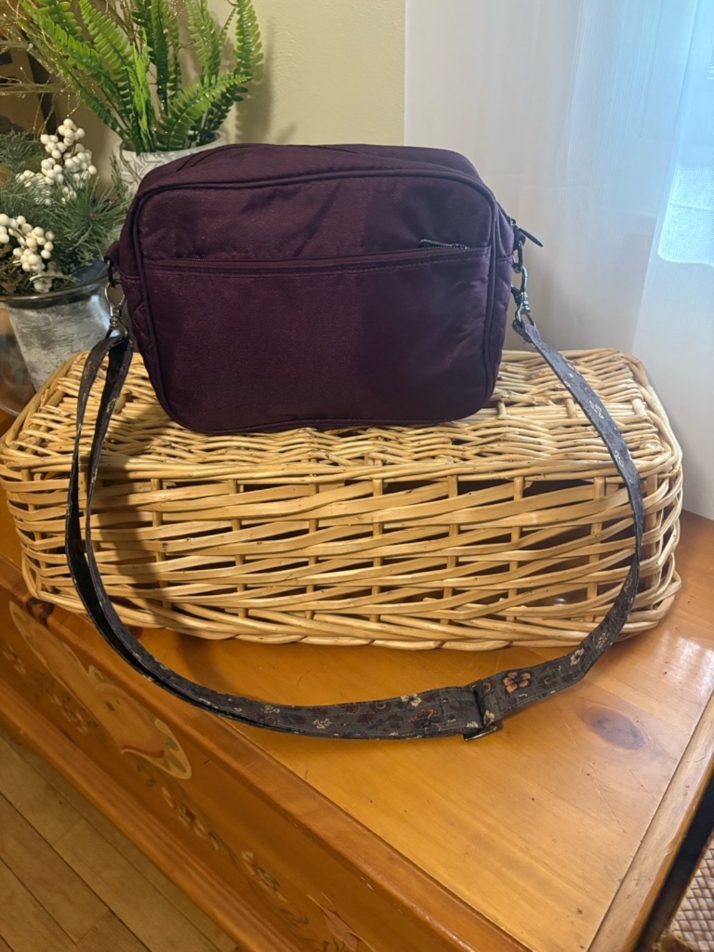 lug carousel XL Quilted Crossbody Bag in Plum with Patterned Strap and plum stra - Picture 2 of 5